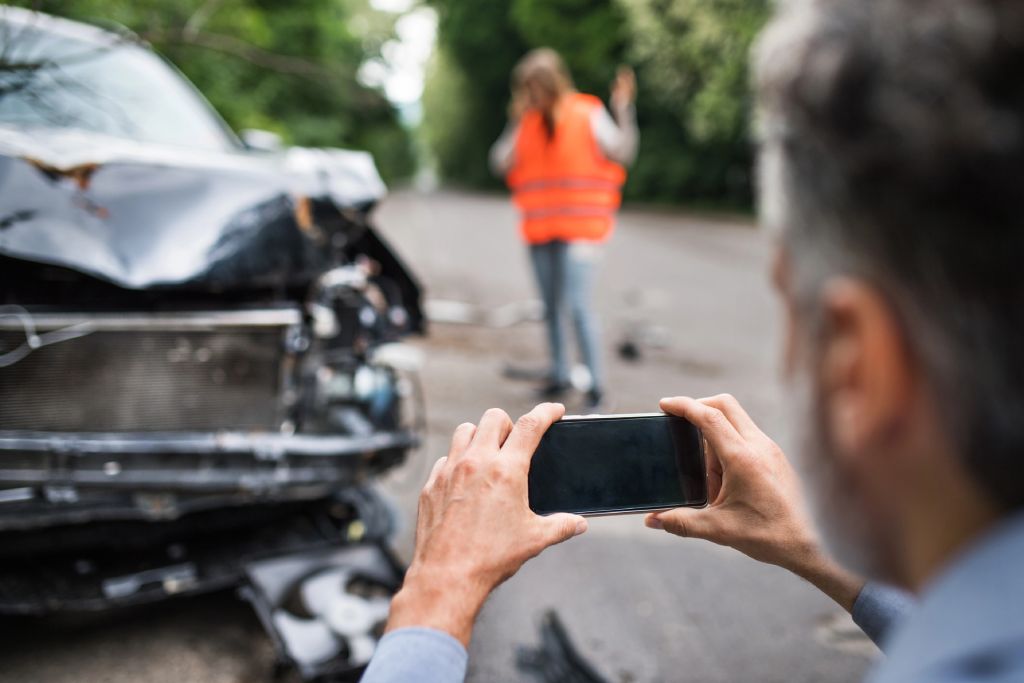 Taking photos of a car accident Taking photos and submitting an insurance claim